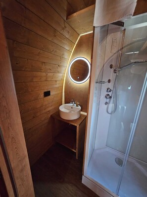 Deluxe Cottage, Garden View | Bathroom | Shower, hair dryer, towels, soap - VICOLUNGO Glamor Lodge & Spa Ondaland waterpark (Vicolungo)