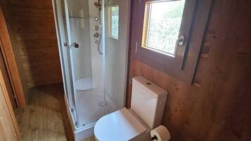 Ein kleines Badezimmer mit Toilette, Waschbecken und einer Duschkabine.