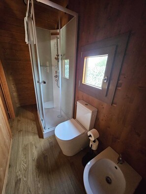 Deluxe Cottage, Garden View | Bilik Mandi | Pancuran mandi, pengering rambut, tuala disediakan, sabun 