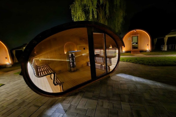 Sauna, hot tub