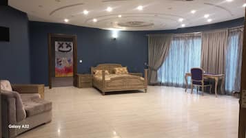 6 bedrooms, desk, iron/ironing board, WiFi