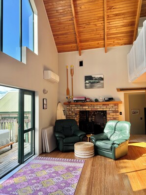 Interior - Waterfront loft with city view (Auckland)