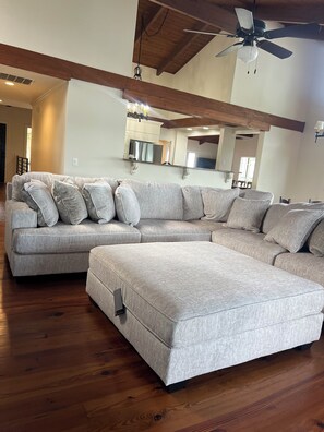 Smart TV y chimenea 