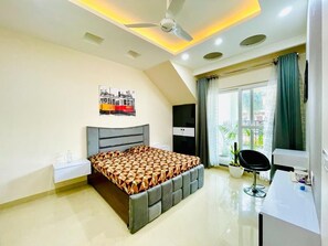 4 bedrooms, iron/ironing board, WiFi, bed sheets