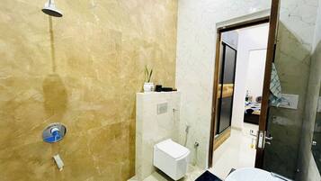 Toallas, jabón, shampoo, papel higiénico