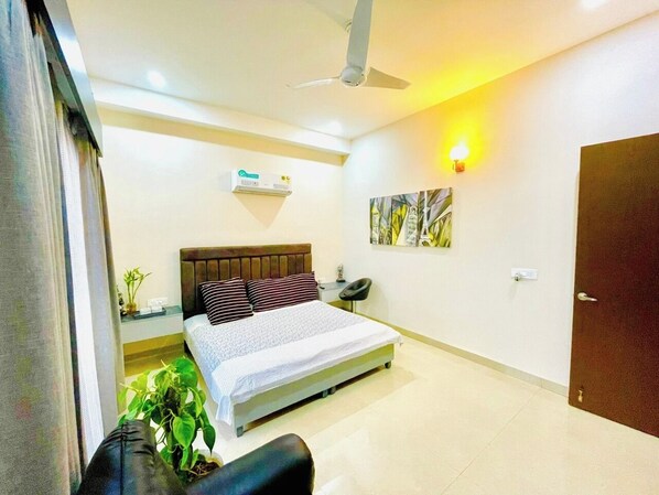 4 bedrooms, iron/ironing board, WiFi, bed sheets