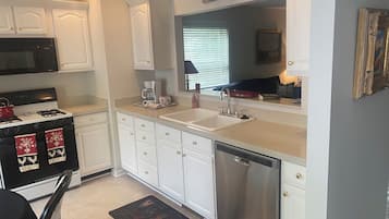 Frigorifero, forno, piano cottura, lavastoviglie