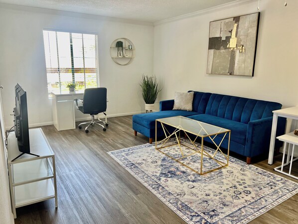 Living area - Prime Location, 5 minutes to the beach, UCSD, Hospitals, UTC mall (San Diego)