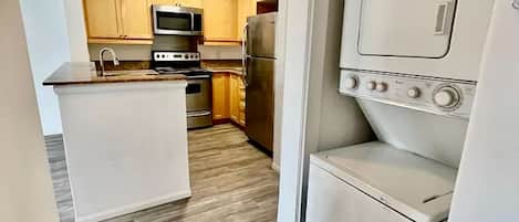 冷蔵庫、電子レンジ、オーブン、コンロ