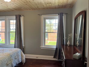 5 Schlafzimmer, Schreibtisch, Bügeleisen/Bügelbrett, Reisekinderbett