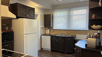 Jääkaappi, mikroaaltouuni, uuni, liesi