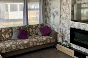 TV - Lodge - Sleeps 6 - Patio - Parking - Beach Close (Skegness)