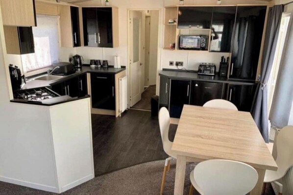 Fridge, microwave, oven, stovetop - Lodge - Sleeps 6 - Patio - Parking - Beach Close (Skegness)