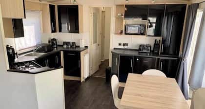 Lodge - Sleeps 6 - Patio - Parking - Beach Close