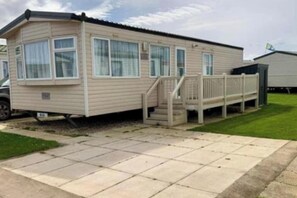 Exterior - Lodge - Sleeps 6 - Patio - Parking - Beach Close (Skegness)