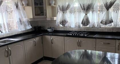 4 Bed Gated House-Sleeps 8-Private Parking