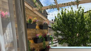 Outdoor dining - 3Bed House- Sleeps 6 - Pool, Garden, Pets, Parking (Beauvais-sur-Matha)