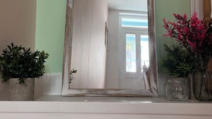 A mirror with a rustic frame on a shelf. - 3Bed House- Sleeps 6 - Pool, Garden, Pets, Parking (Beauvais-sur-Matha)