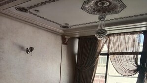 Een woonkamer met een modulaire bank, een bijzettafeltje en een kamerkleed met dessin.