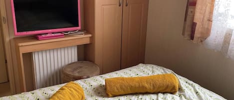 3 chambres, fer et planche à repasser, Wi-Fi, draps fournis