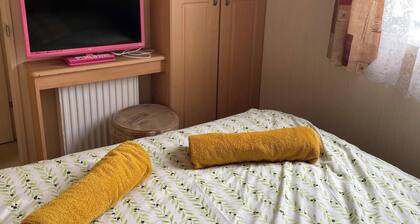 Caravan - Sleeps 8 - Pets Ok - Parking - Patio