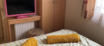 Caravan - Sleeps 8 - Pets Ok - Parking - Patio