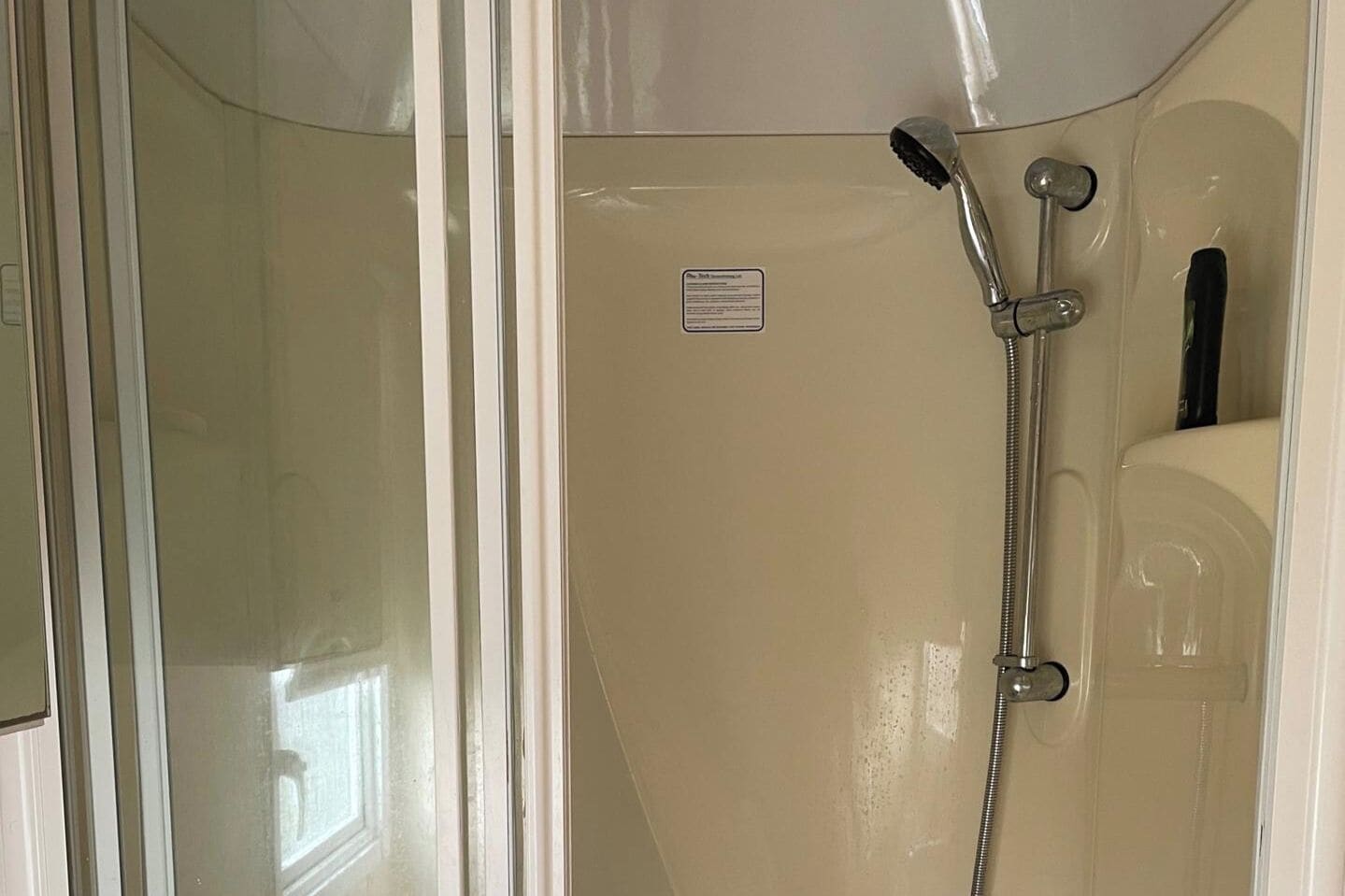 シャワー、ヘアドライヤー、タオル