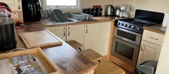 Caravan - Sleeps 8 - Pets Ok - Parking - Patio
