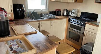 Caravan - Sleeps 8 - Pets Ok - Parking - Patio