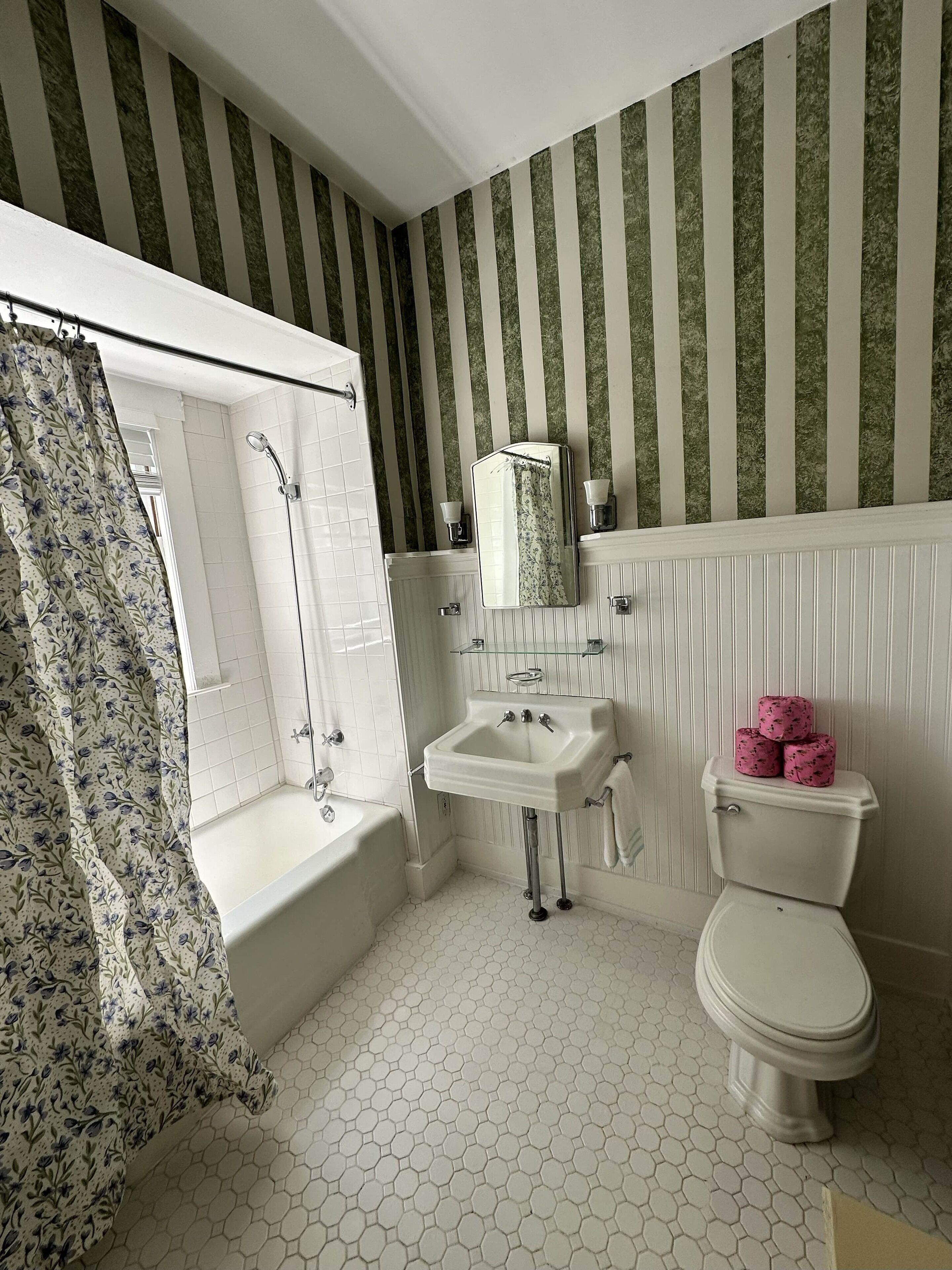 Un baño con ducha, lavamanos e inodoro.