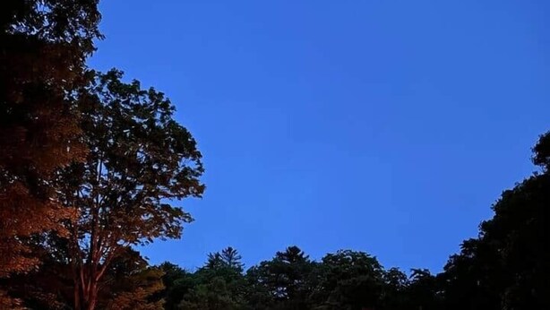 Una casa espaiosa de dos pisos amb un porxo ben il·luminat i nombroses finestres.