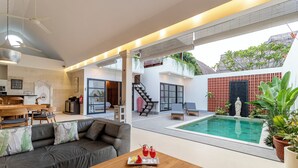 Una sala de estar moderna con piscina, escalera y comedor.