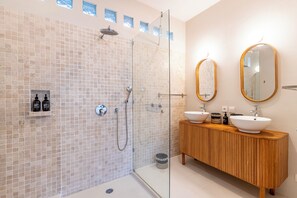 Regadera, secadora de cabello, bidet, toallas 