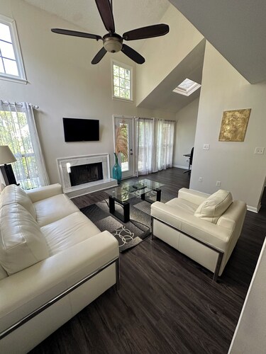 Townnhome on a hill in Marietta, with WiFi, CLOSE TO BRAVES STADIUM 