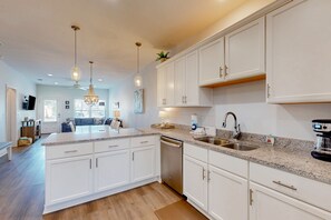 Køleskab, mikrobølgeovn, ovn, kogeplade