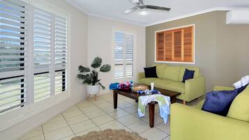 Een televisie en een dvd-speler