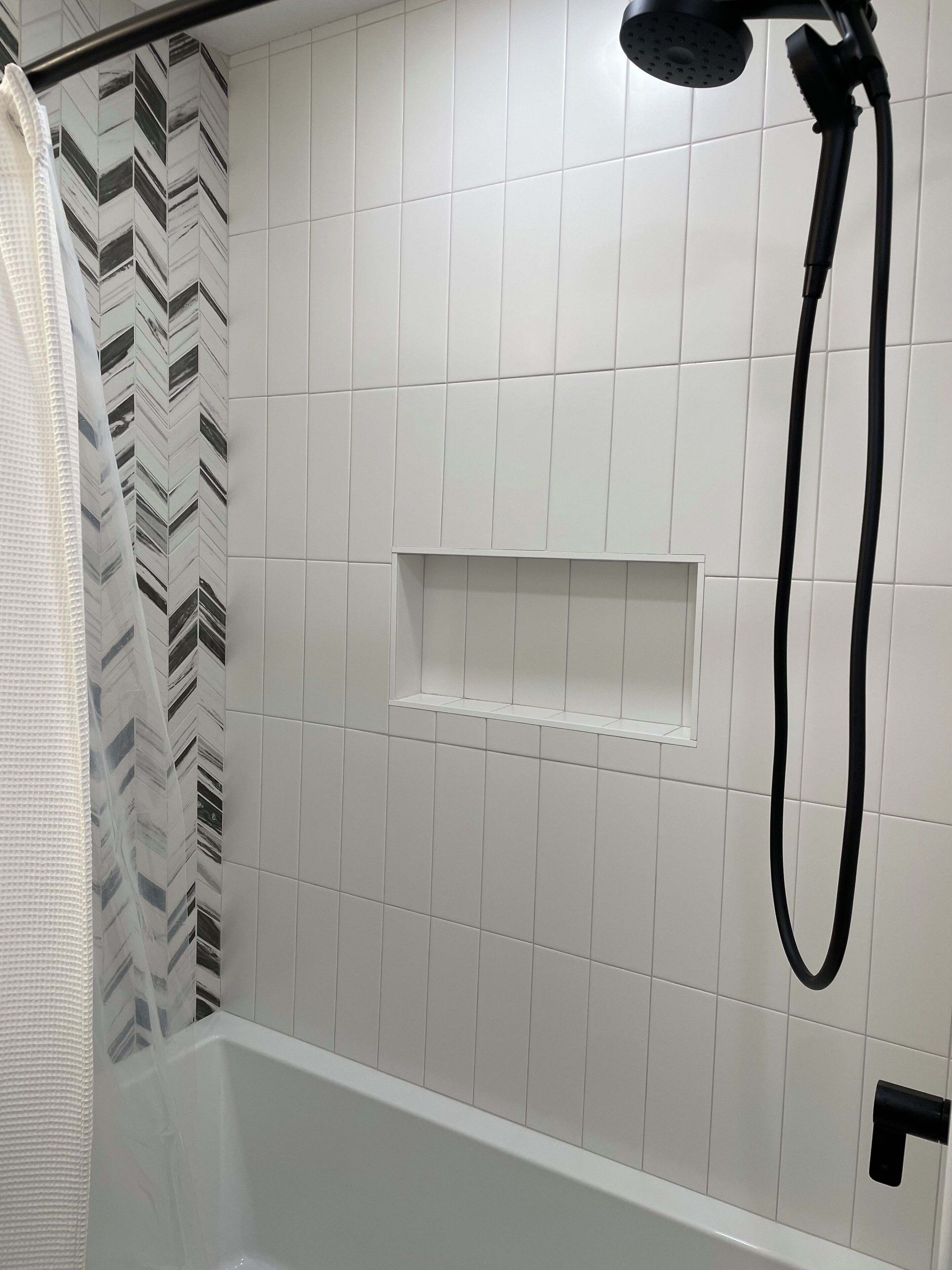 Secador de cabelo, toalhas de banho, sabonete, shampoo