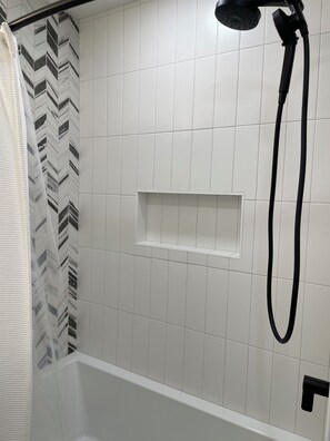 Secadora de cabello, toallas, jabón, shampoo 