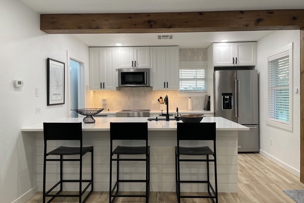 Geladeira, micro-ondas, fogão, cooktop