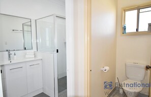 Shower, towels - Great Family Holiday Home (Woodgate)