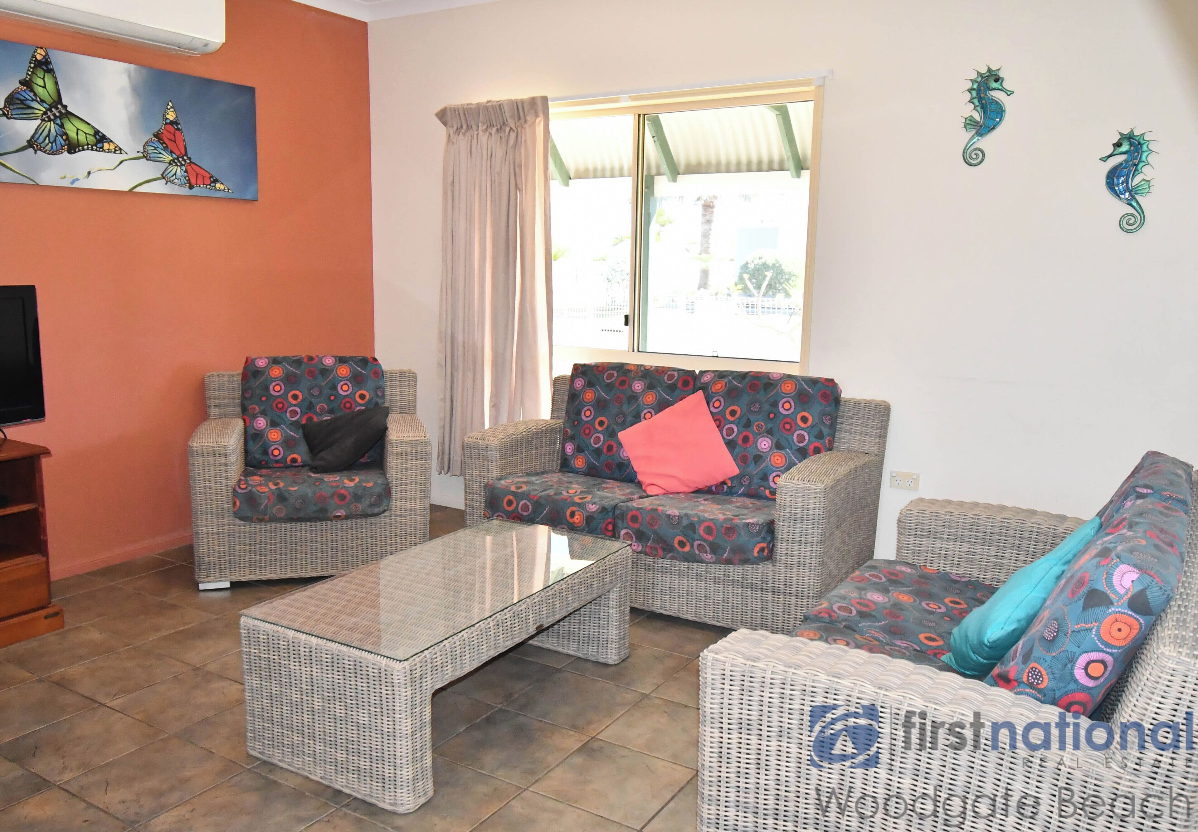 テレビ、DVD プレーヤー