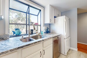 Kylskåp, mikrovågsugn, ugn och spishäll