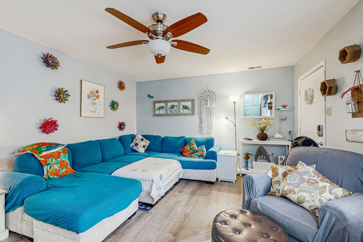 Charming dog friendly home - w/deck, yard & short walk to beach and Restaurants