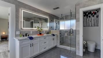 Douche, sèche-cheveux, bidet, serviettes fournies