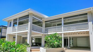 Exterior - Your Ultimate Beach Front Holiday (Woodgate)