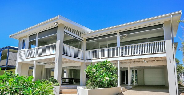 Exterior - Your Ultimate Beach Front Holiday (Woodgate)