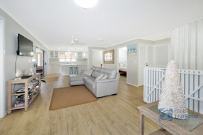 4 bedrooms, iron/ironing board, free WiFi, bed sheets