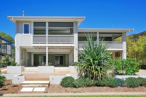 Exterior - Your Ultimate Beach Front Holiday (Woodgate)