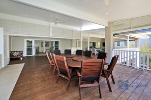 Outdoor dining - Your Ultimate Beach Front Holiday (Woodgate)