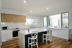 冰箱、微波炉、烤箱、炉灶